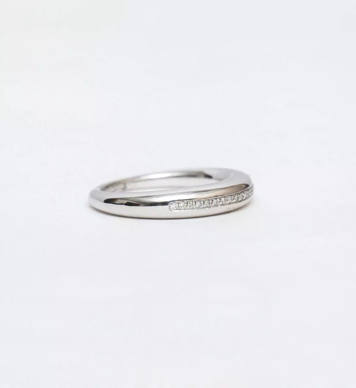 Single Line Pavé Rising Tusk Ring